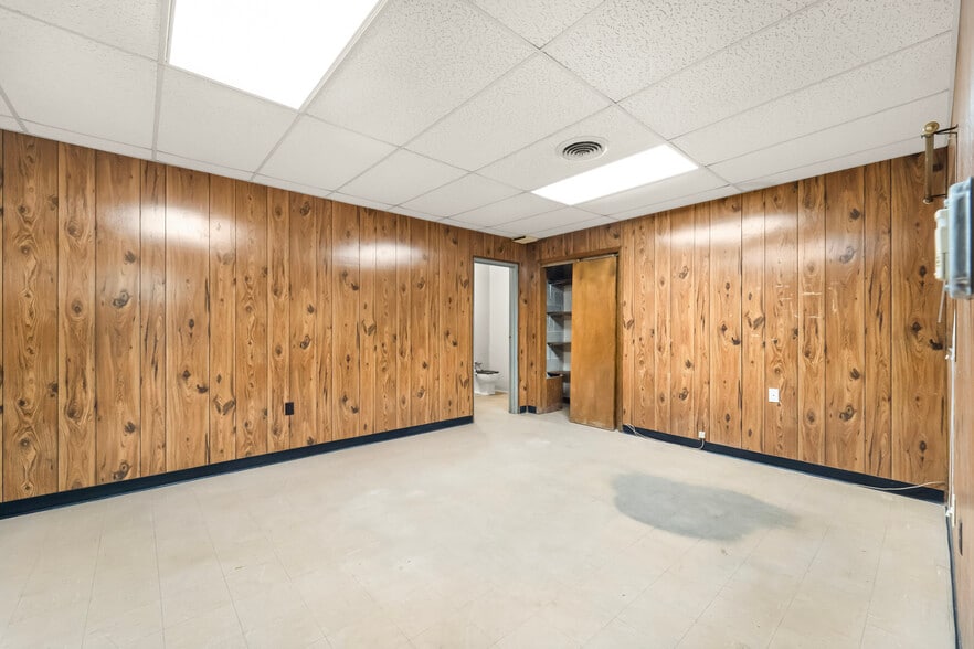 More Photos Of 209 W Main St, Linn Warehouse For Sale