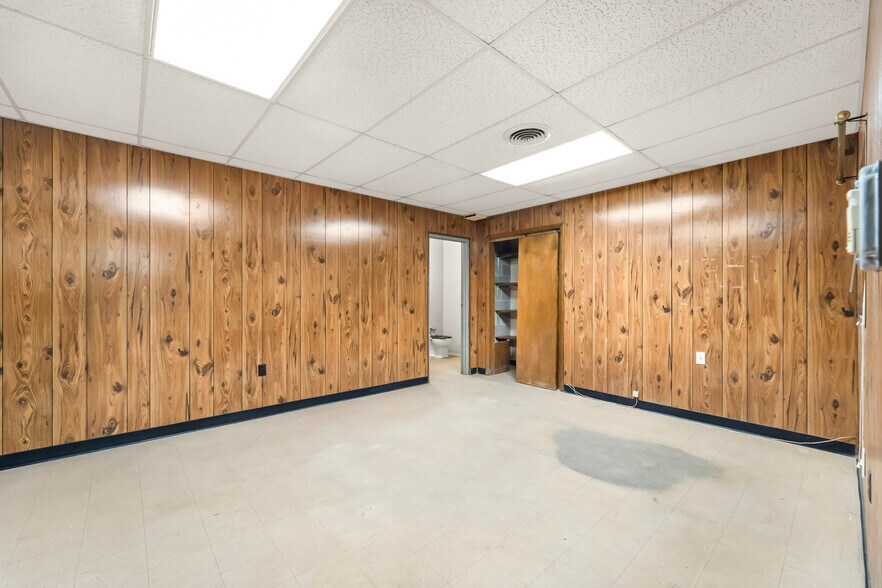 More Photos Of 209 W Main St, Linn Warehouse For Sale