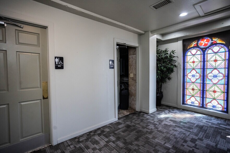 More Photos Of 1301 E Fulton St, Garden City Bar For Sale