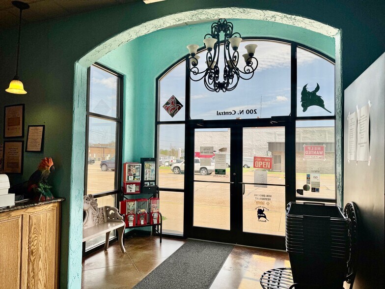 More Photos Of 200 N Central Ave, Parsons General Retail For Sale