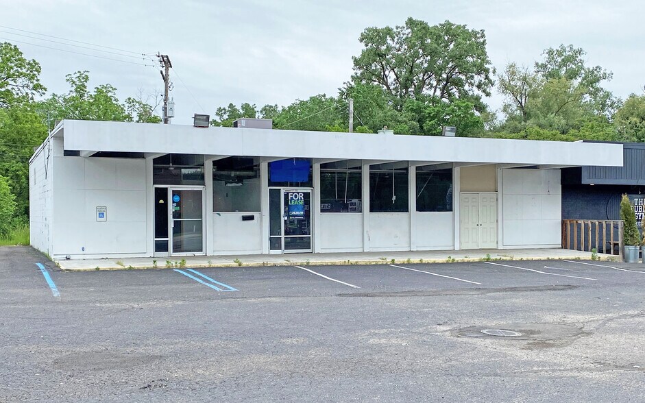 Primary Photo Of 32330 Grand River Ave, Farmington Freestanding For Lease