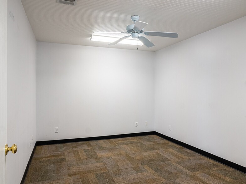 More Photos Of 108 McNutt Rd, Hutto Warehouse For Lease