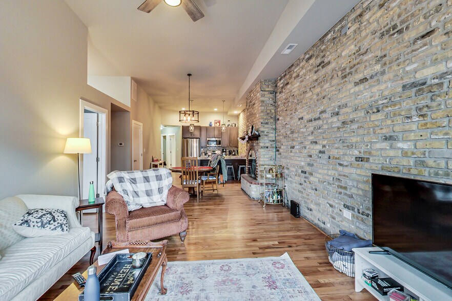 More Photos Of 2723 N Halsted St, Chicago Bar For Sale