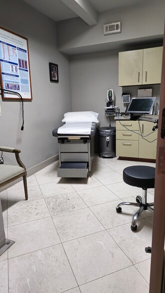 More Photos Of 25550 Hawthorne Blvd, Torrance Medical For Lease