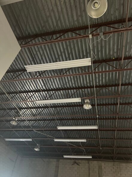 More Photos Of 2832-2844 SE Monroe St, Stuart Light Manufacturing For Lease