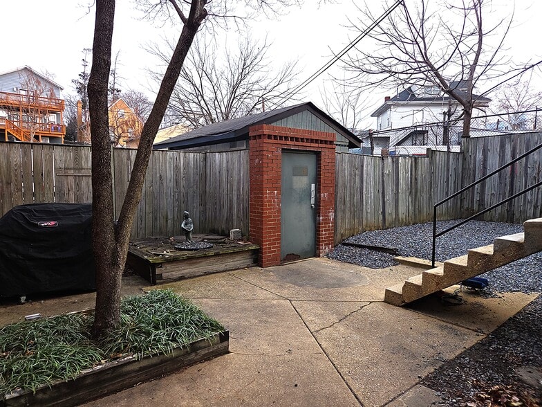 More Photos Of 2808 Douglas St NE, Washington Office For Sale