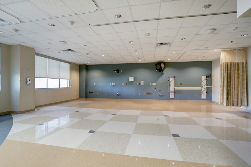 More Photos Of 505 Graham Dr, Tomball Hospital For Lease