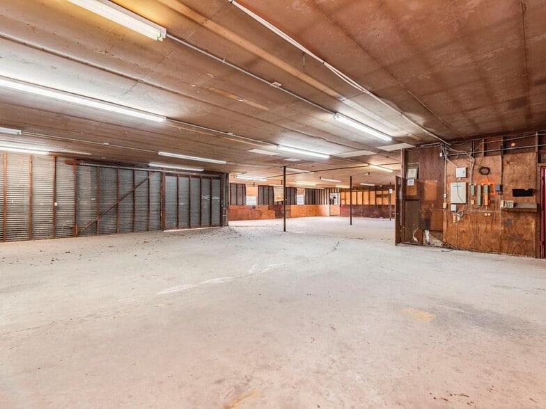 More Photos Of 185 S Titus St, Giddings Freestanding For Sale