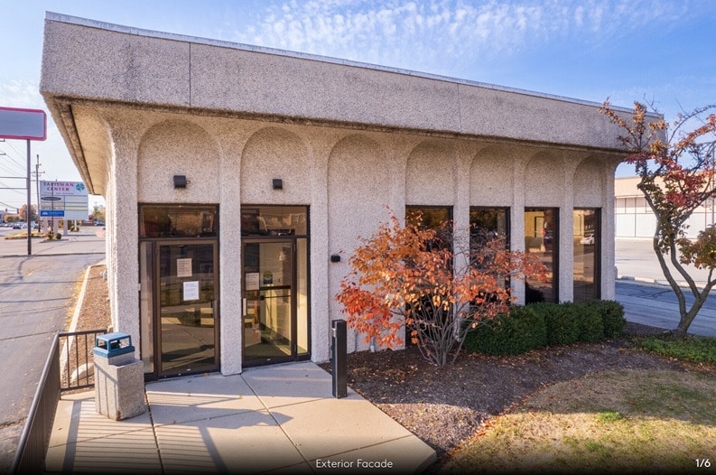 More Photos Of 2614-2678 W Golf Rd, Glenview General Retail For Lease