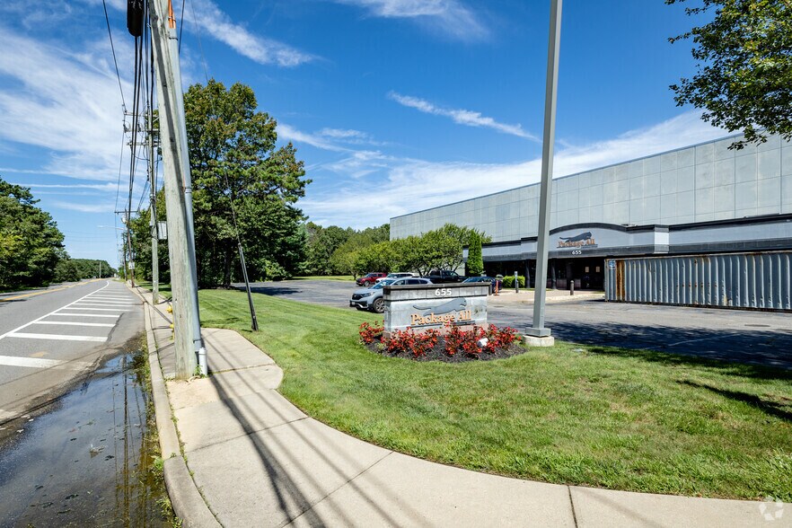 More Photos Of 655 Church St, Bayport Distribution For Lease
