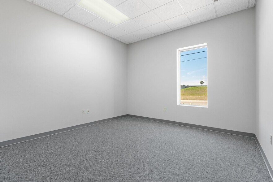 More Photos Of 3607 N Loop 336, Conroe Light Manufacturing For Lease