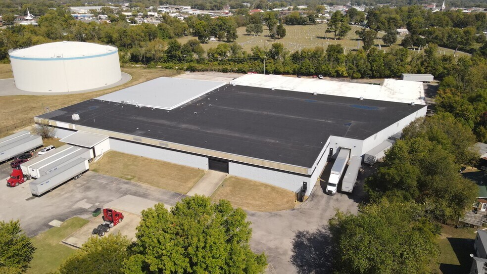 More Photos Of 344 Maple, Gallatin Warehouse For Lease