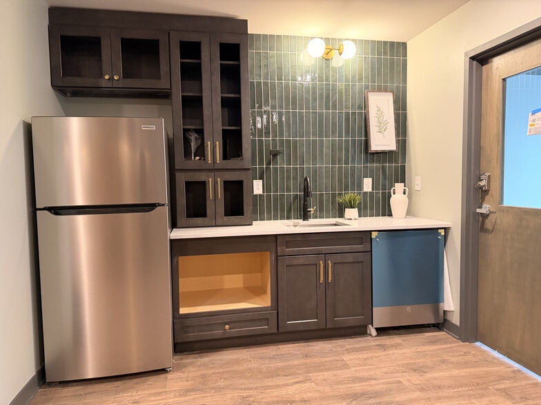 More Photos Of 4-20 W Main St, Danville Storefront Retail Office For Lease