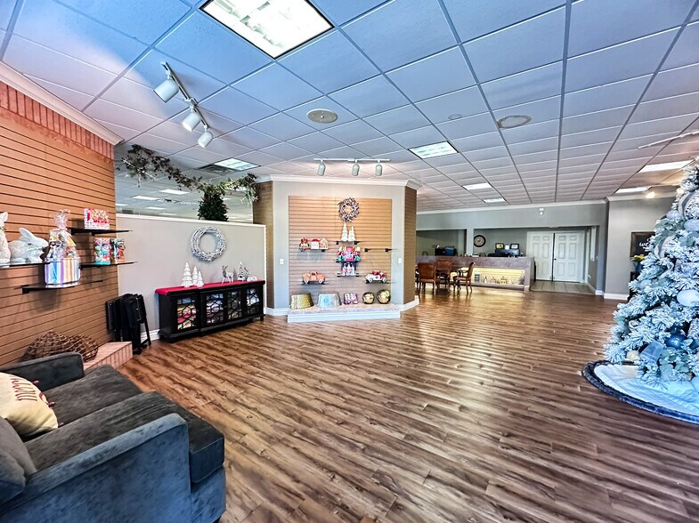 More Photos Of 2903 SE J St, Bentonville Showroom For Sale