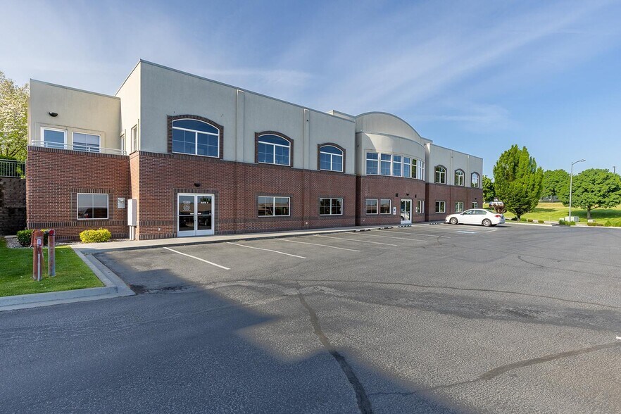 More Photos Of 1020 N Center Pky, Kennewick Office For Lease