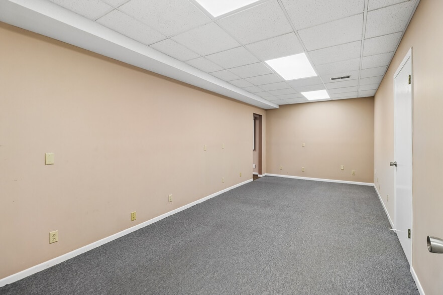 More Photos Of 2721 SW 30th St, Des Moines Office For Sale