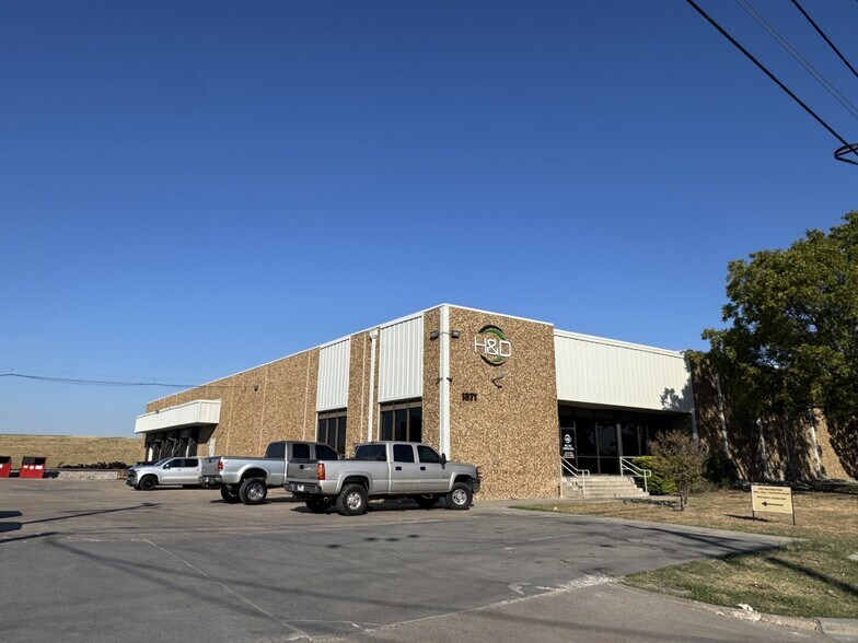More Photos Of 1371-1373 Round Table Dr, Dallas Warehouse For Lease