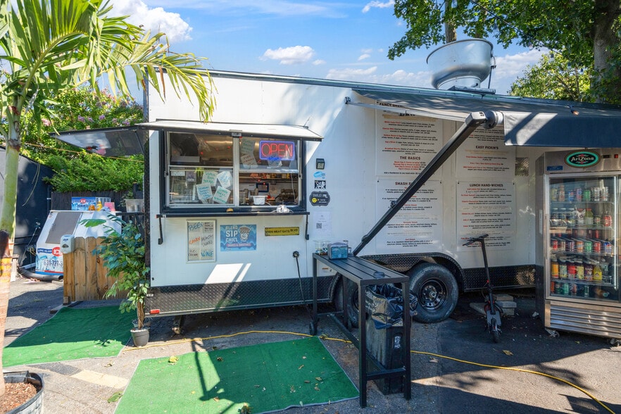 More Photos Of 20 Ackerson St, Bay Shore Freestanding For Sale