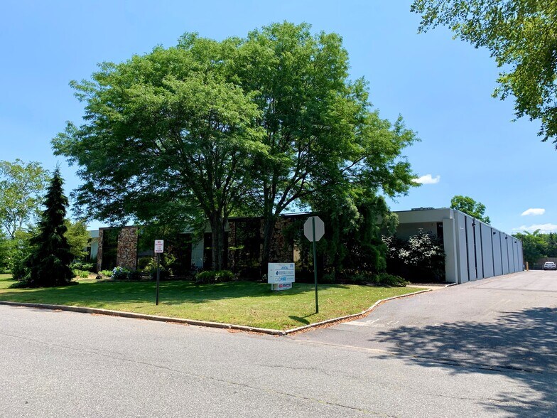 More Photos Of 370 Crossways Park Dr, Woodbury Distribution For Lease