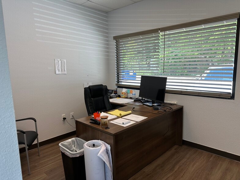 More Photos Of 1705 N Main St, Cleburne Auto Dealership For Lease