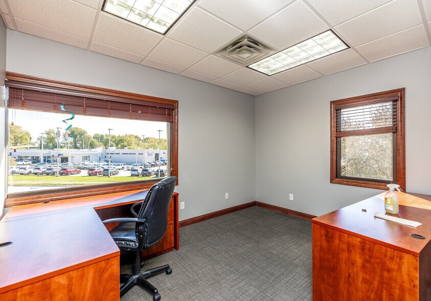 More Photos Of 3709 N Harrison St, Davenport Office For Sale