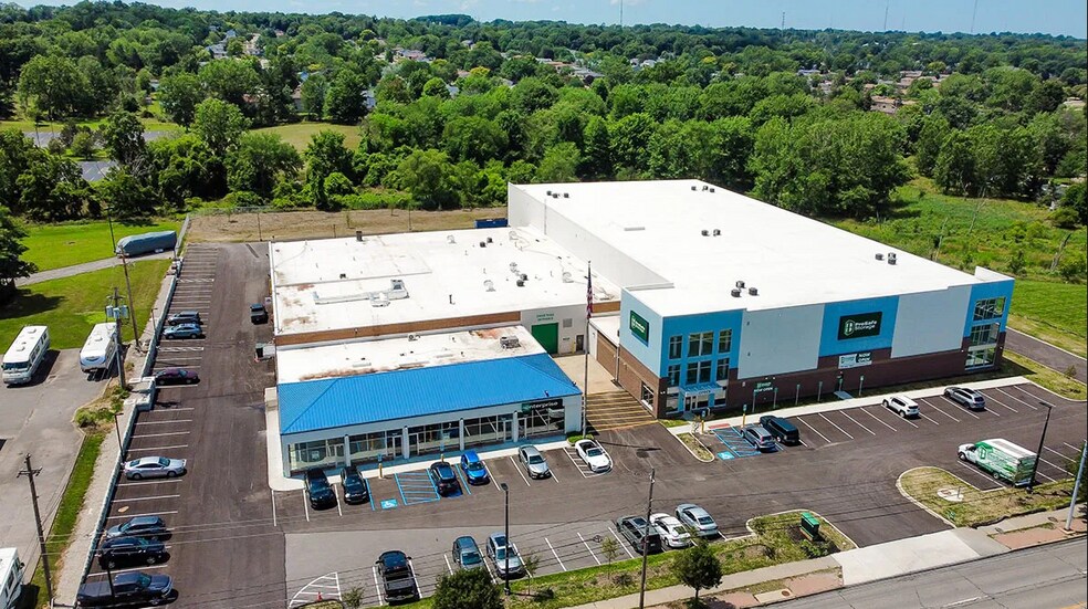 More Photos Of 7792 Broadview rd, Parma Showroom For Lease