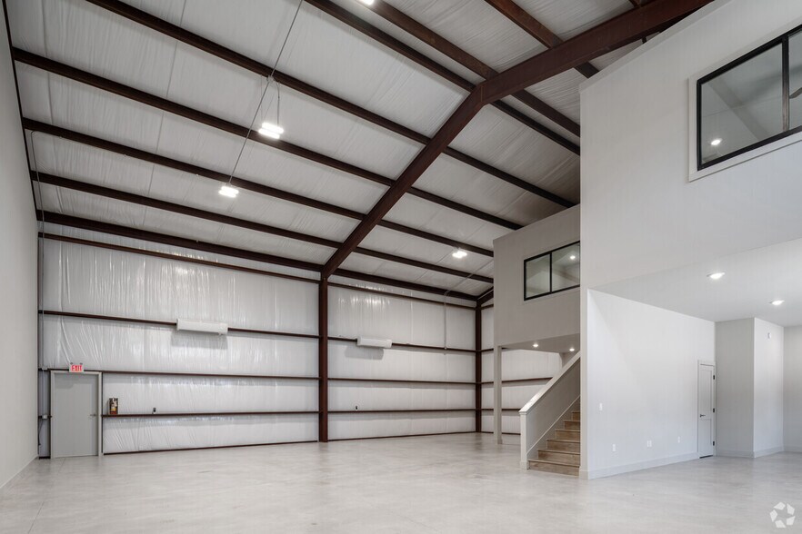 More Photos Of 15210 Fitzhugh Rd, Austin Distribution For Lease