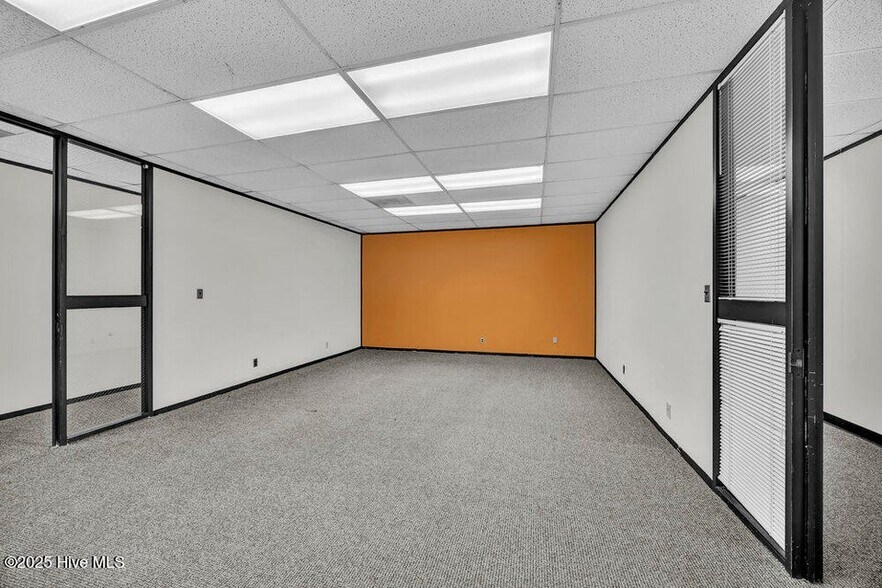 More Photos Of 5041 New Centre Dr, Wilmington Office For Sale