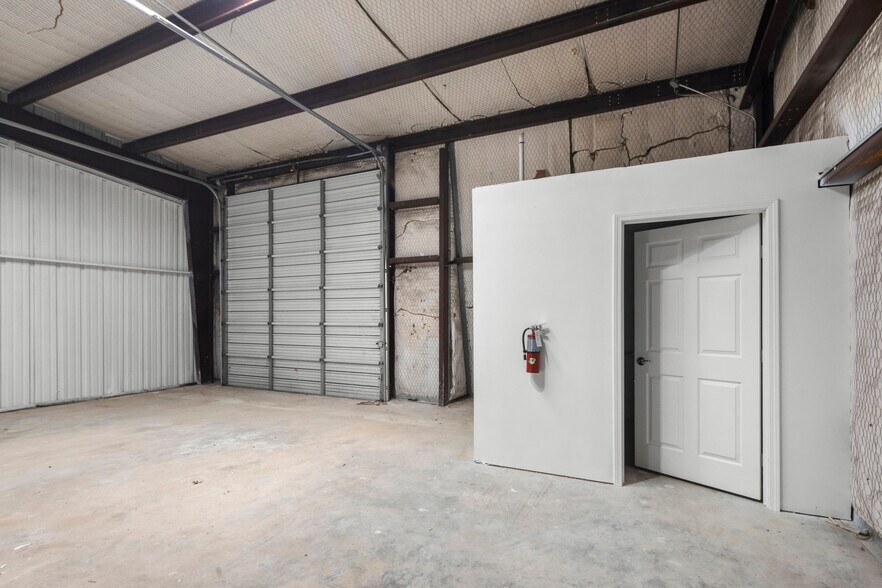 More Photos Of 2703 Commerce St, Marble Falls Warehouse For Lease