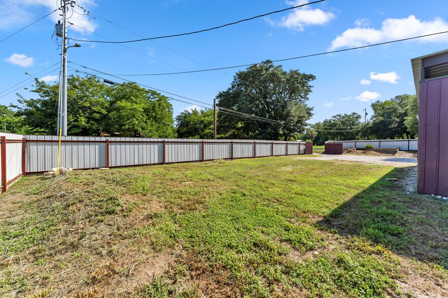 More Photos Of 201 W 9th St, Burnet Warehouse For Sale