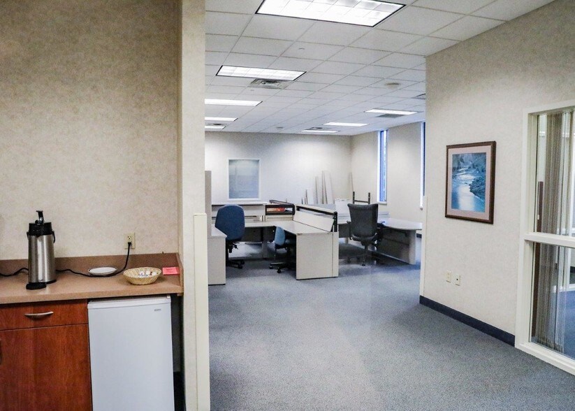 More Photos Of 1605 Heritage Dr, Northfield Office For Lease