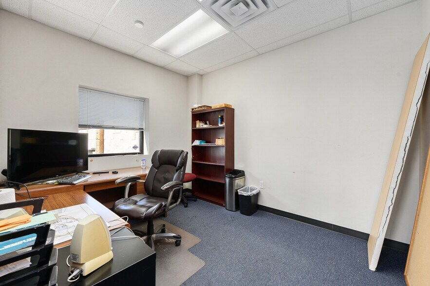 More Photos Of 165 Tecon Cv, Buda Warehouse For Lease