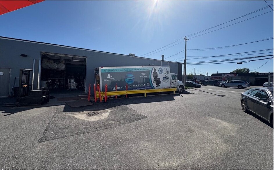 More Photos Of 95 Brook Ave, Deer Park Warehouse For Sale