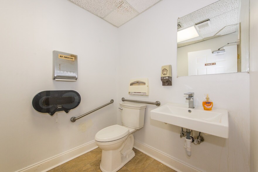 More Photos Of 1967 Lincoln Hwy, Edison Office For Sale