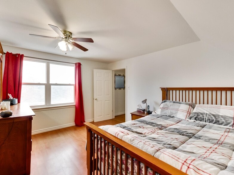 More Photos Of 44 Francis St, Hamilton Flex For Sale