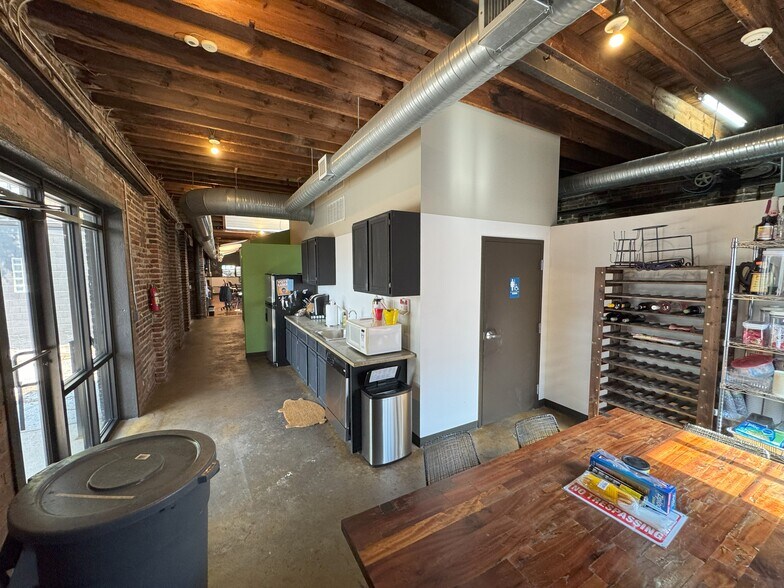 More Photos Of 1525-1527 Locust St, Kansas City General Retail For Lease
