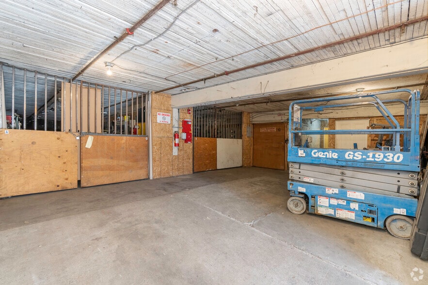 More Photos Of 10818-10828 NW Saint Helens Rd, Portland Light Manufacturing For Sale