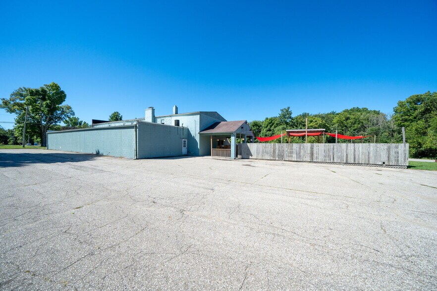 More Photos Of 18089 W State St, Vandalia General Retail For Sale