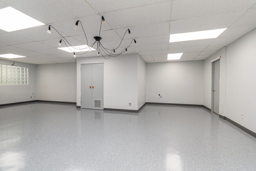 More Photos Of 334 S Water St, Saginaw Office For Sale