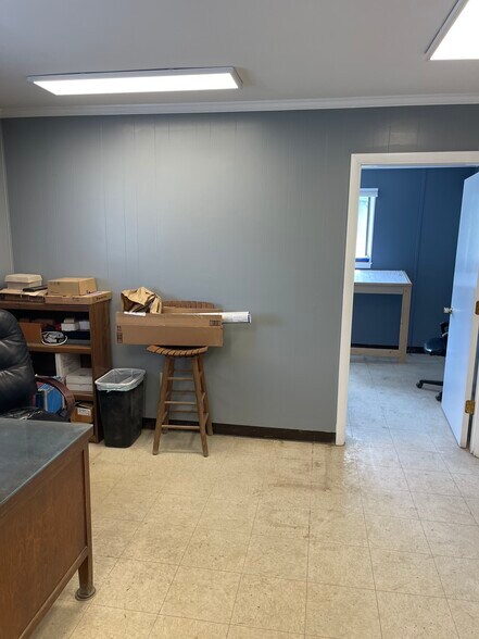 More Photos Of 1910 Chapman Ave SW, Roanoke Light Manufacturing For Sale