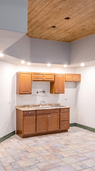 More Photos Of 1 Wrigley Ave, Irvine Distribution For Sale