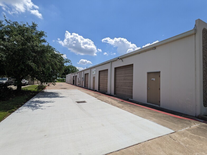 More Photos Of 3727 Greenbriar Dr, Stafford Light Distribution For Lease