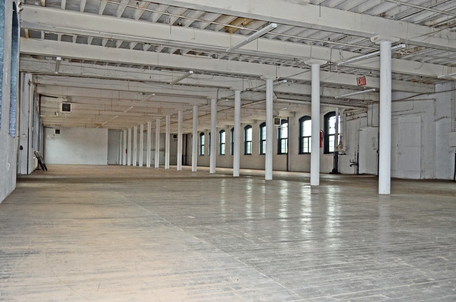 More Photos Of 500-530 Nepperhan Ave, Yonkers Showroom For Lease