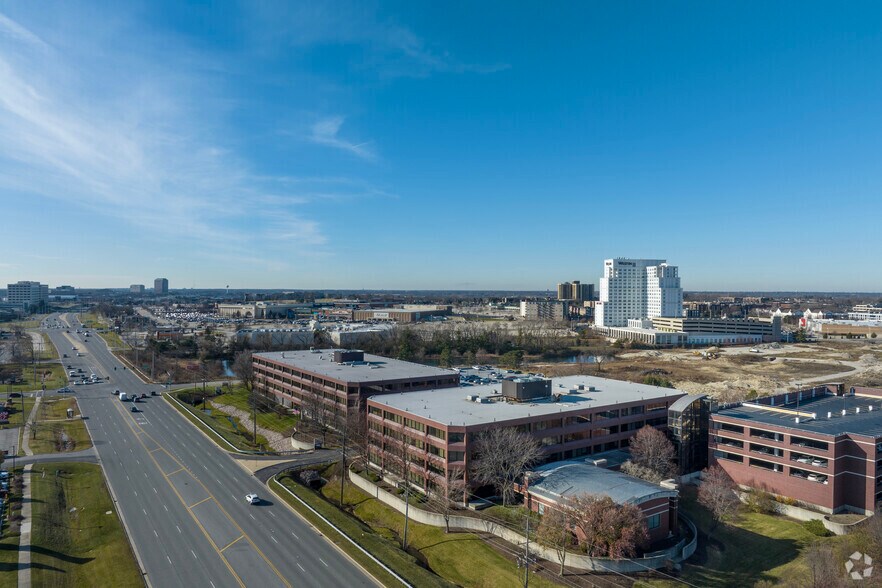 More Photos Of 720 E Butterfield Rd, Lombard Business Park For Lease