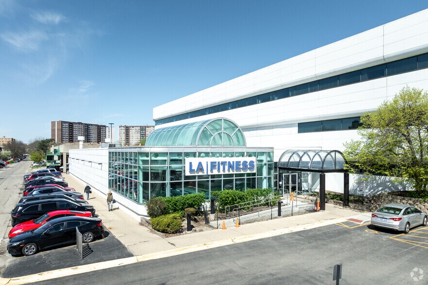 More Photos Of 5440 N Cumberland Ave, Chicago Office For Lease
