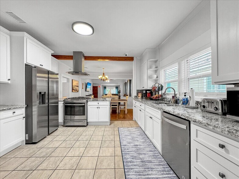 More Photos Of 1007 W Wright St, Pensacola Specialty For Sale