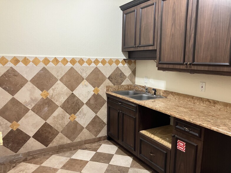 More Photos Of 3109 W Bay To Bay Blvd, Tampa Freestanding For Lease