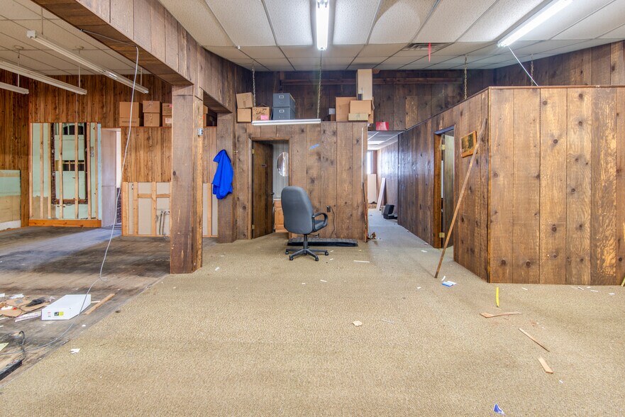 More Photos Of 128-130 N Mill St, Saint Louis General Retail For Sale