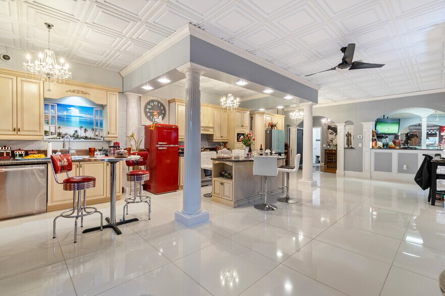More Photos Of 395 S Ocoee St, Cleveland Showroom For Sale