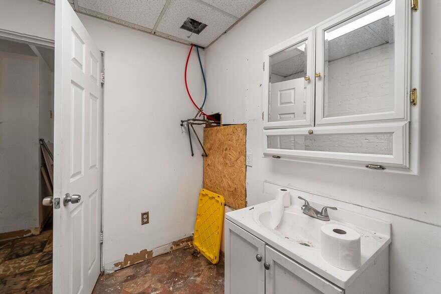 More Photos Of 909-911 Milton Rd, Alton Flex For Sale